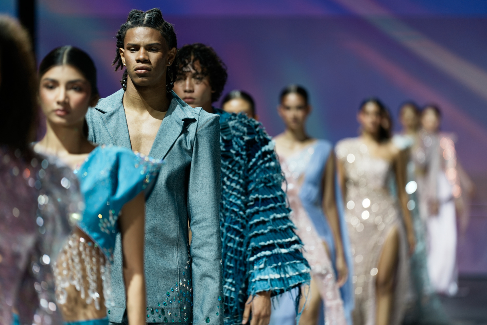 Models wear blue and silver outfits on the opening runway at Nicaragua Diseña 2026.